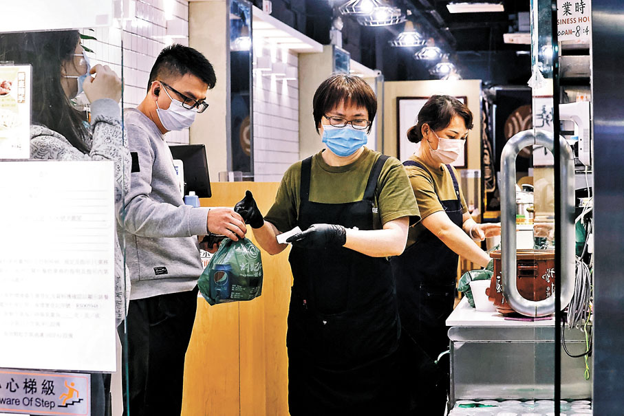 ◆圖為市民到餐廳自取食物。 資料圖片