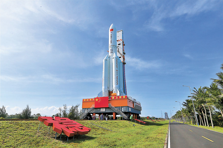 ◆7月18日，問天實驗艙與長征五號B遙三運載火箭組合體在轉運途中。 新華社