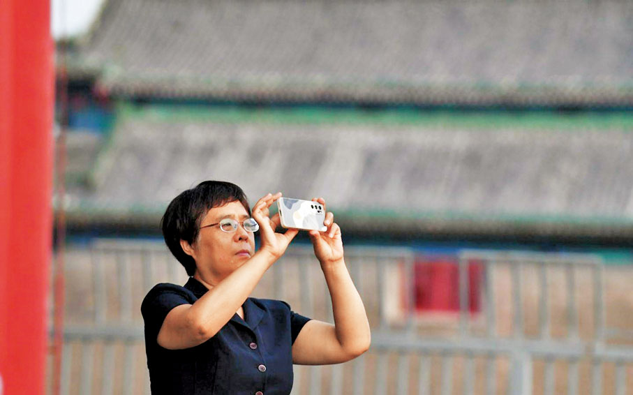 ◆北京中軸線遺產保護中心副研究員袁學軍在正陽門工作了30餘年。圖為袁學軍在正陽門拍攝雨燕。網上圖片