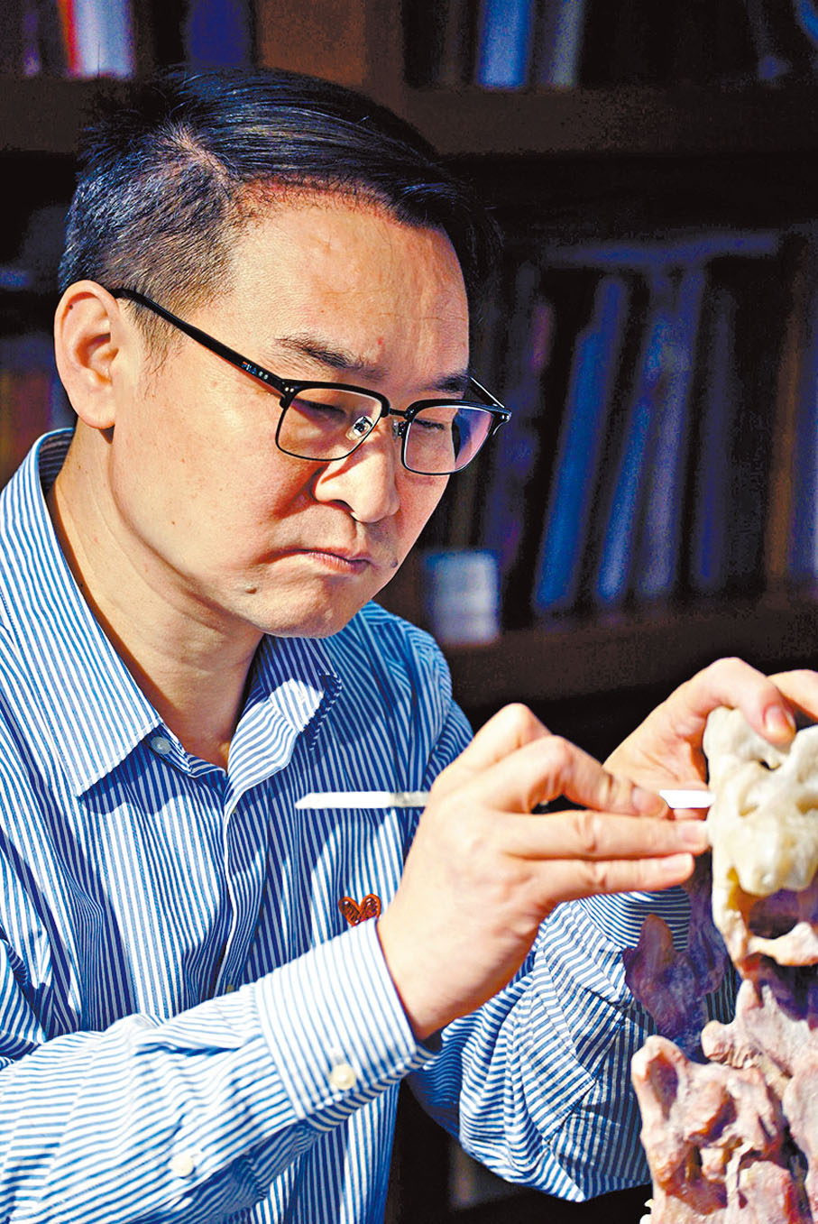 ◆在人物雕刻題材中，中國工藝美術大師鄭幼林善於用圓雕與高浮雕相結合的手法，通過簡潔的人體輪廓和線條，來表現人物內在的精神氣質。