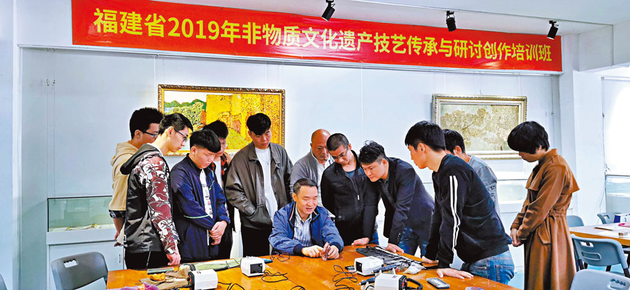 ◆鄭幼林在福建省2019年非物質文化遺產技藝傳承與研討創作培訓班上指導學生創作。