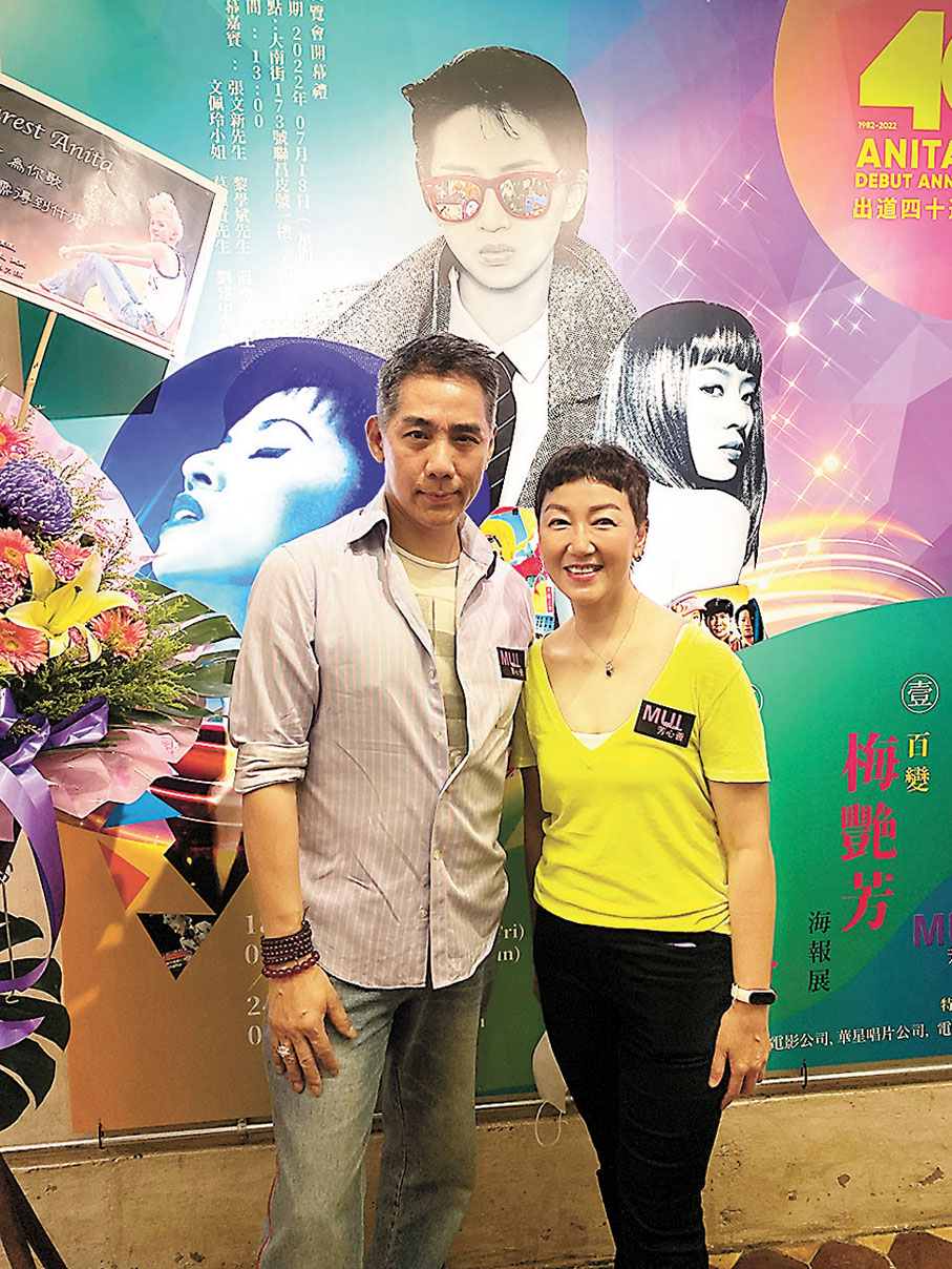 ◆文佩玲與莫鎮賢參觀完梅姐的展覽後，勾起不少回憶。