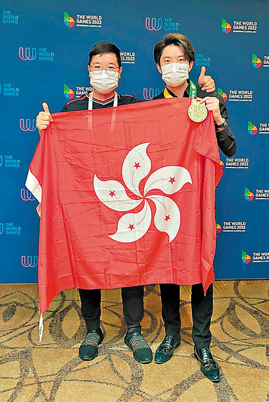 ◆張家瑋（右）賽後與教練合影。 桌總圖片