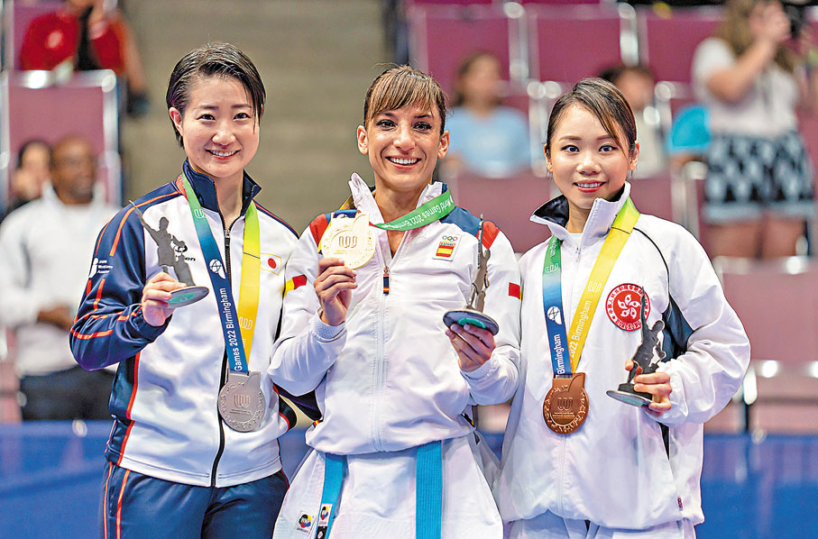 ◆劉慕裳（右）在空手道個人形比賽摘銅。官網圖片