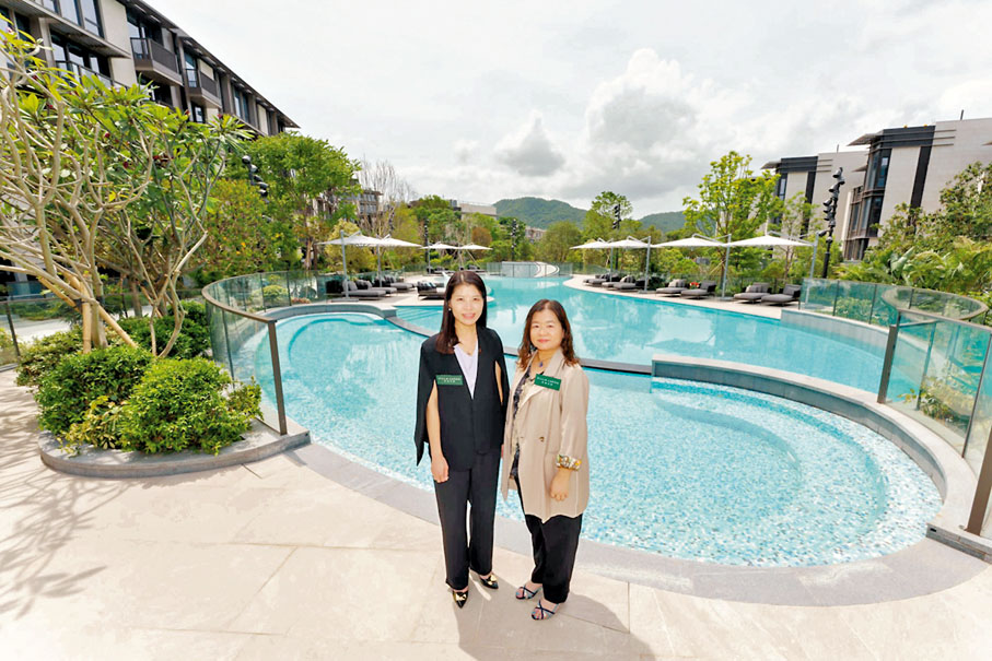 ◆希慎興業葉慕貞(左)及香港興業林紅介紹大埔林海山城的戶外泳池。