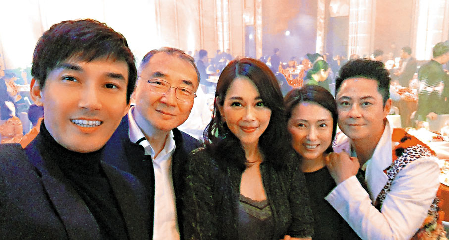 ◆陳松伶（中）與丈夫（左一）經常同友人相聚。