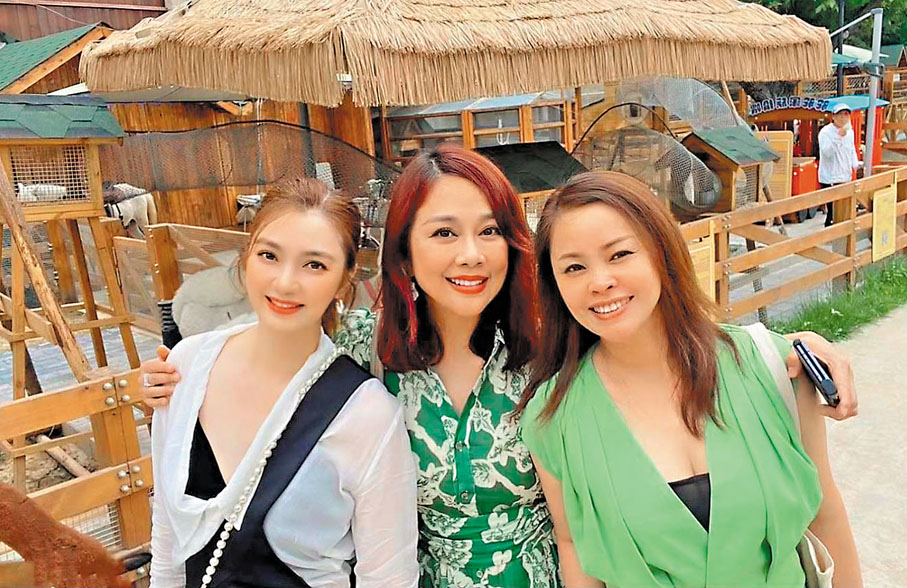 ◆陳松伶（中）定居內地後酷愛四處遊玩。