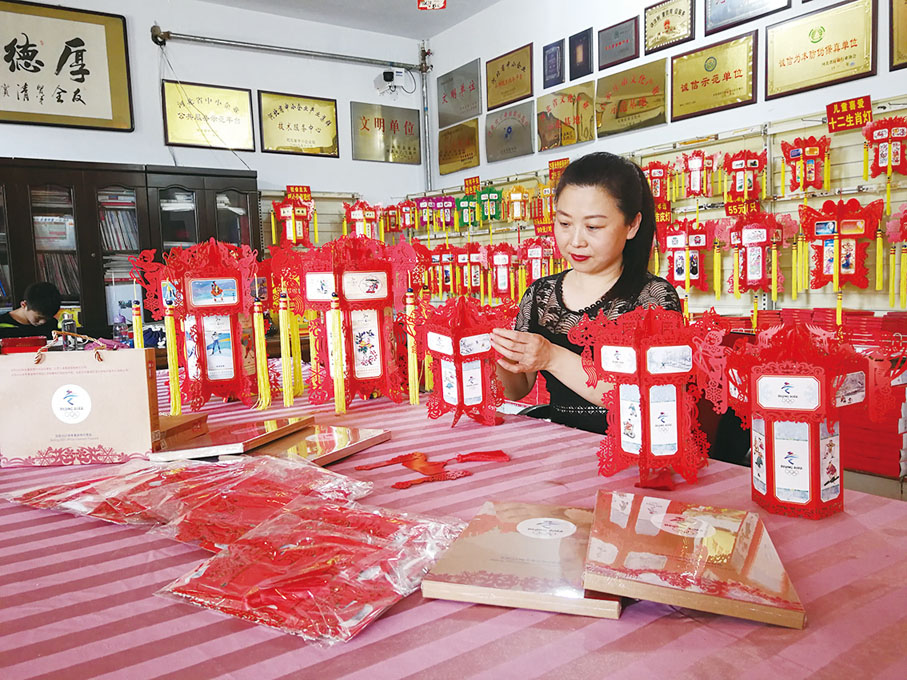 ◆「工藝紙雕宮燈」集中國民間工藝、吉祥文化於一身，極具民族特色。