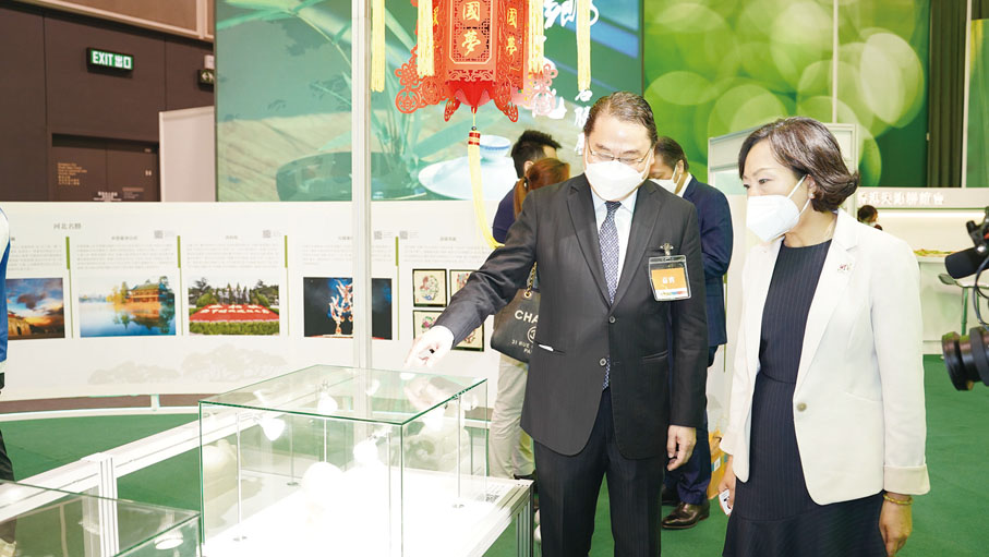 ◆香港河北聯誼會副會長李耀新（左）為民政及青年事務局局長麥美娟（右）介紹展品。