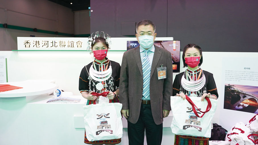 ◆燕山發展有限公司曹欣總經理（中）派發紀念品。