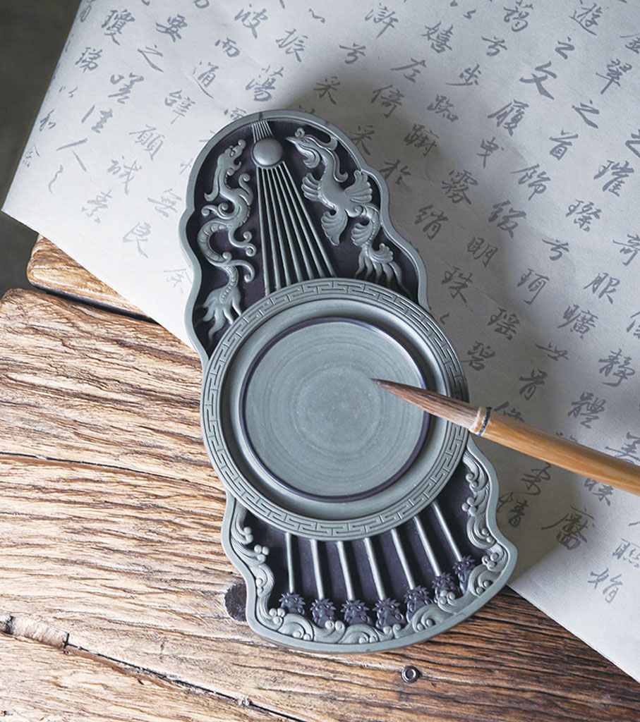 ◆雙貴和鳴硯，「易水」牌的易水硯，構思精巧，紋飾吉祥，器型端莊，沉穩持重。