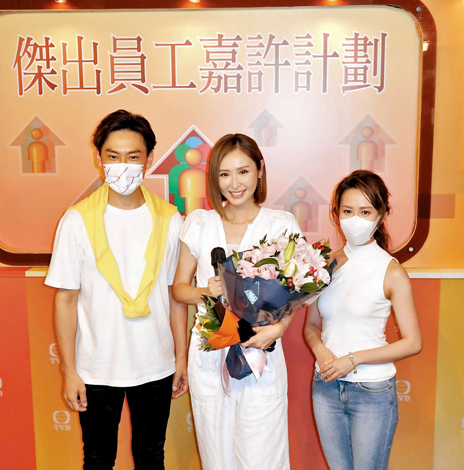 ◆ Patrick Sir與梁菁琳（右）向陳貝兒獻花。