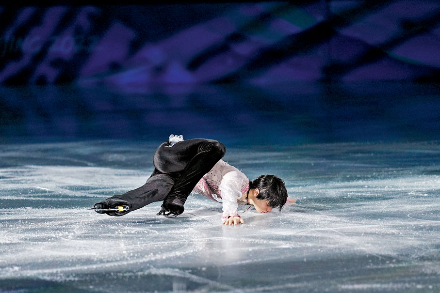 ◆ 羽生結弦在北京冬奧會花滑表演滑中親吻冰面，成為他的謝幕演出。   中新社