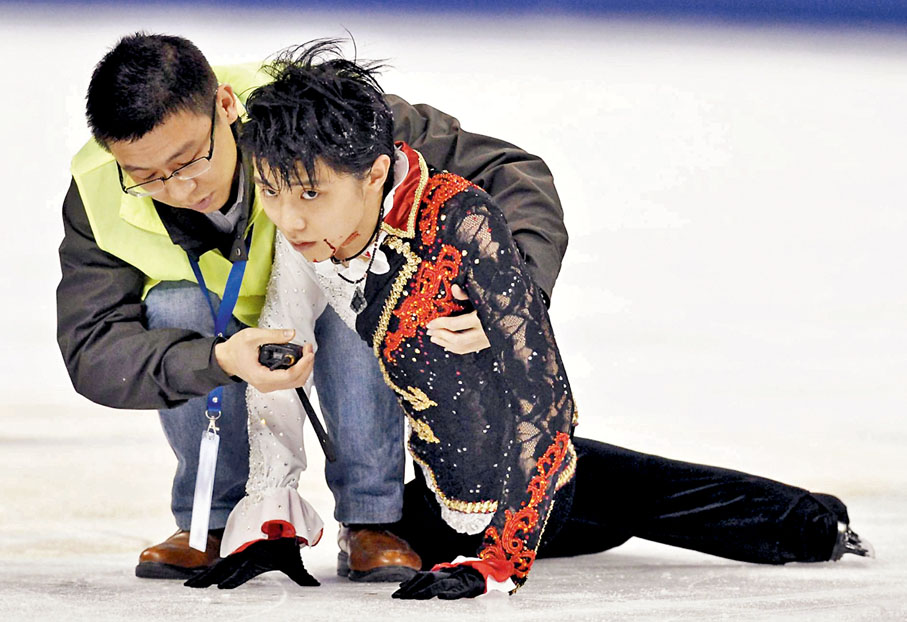 ◆ 羽生結弦(右)2014年在中國盃中下頜被划破，血灑賽場。美聯社
