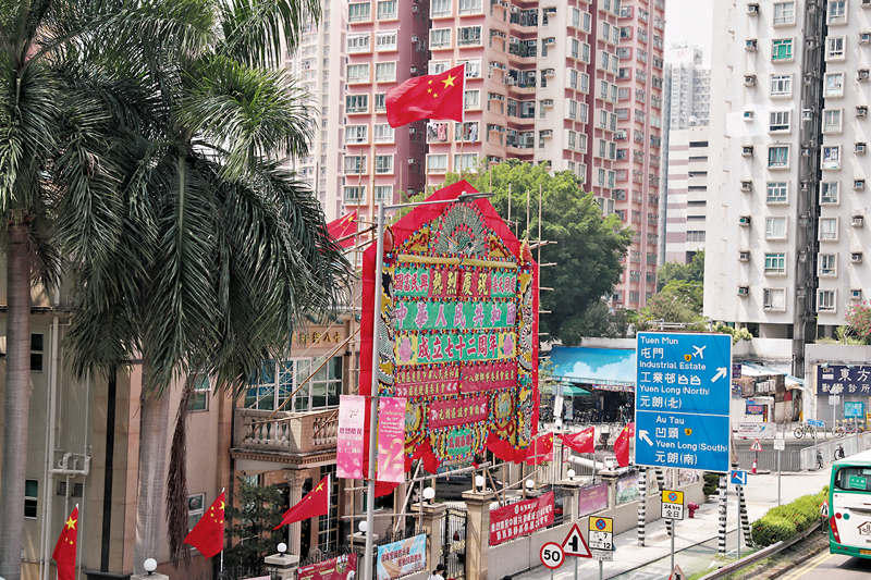 ◆有市民於去年國慶節期間在元朗一帶燈柱懸掛約1,200面國旗，卻收到路政署的賬單。圖為去年國慶節期間香港元朗街頭國旗飄揚。 資料圖片