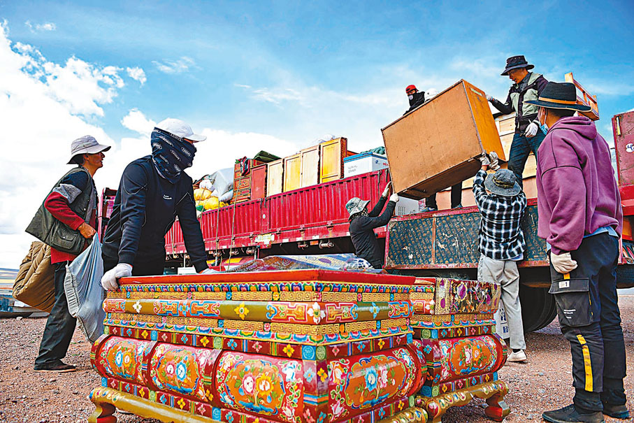 ◆西藏自治區那曲市雙湖縣多瑪鄉作為雙湖縣第二批高海拔地區農牧民生態搬遷的首個鄉鎮於19日開始了人員搬遷。圖為多瑪鄉果根擦曲村的村民將行李搬上貨車。中新社
