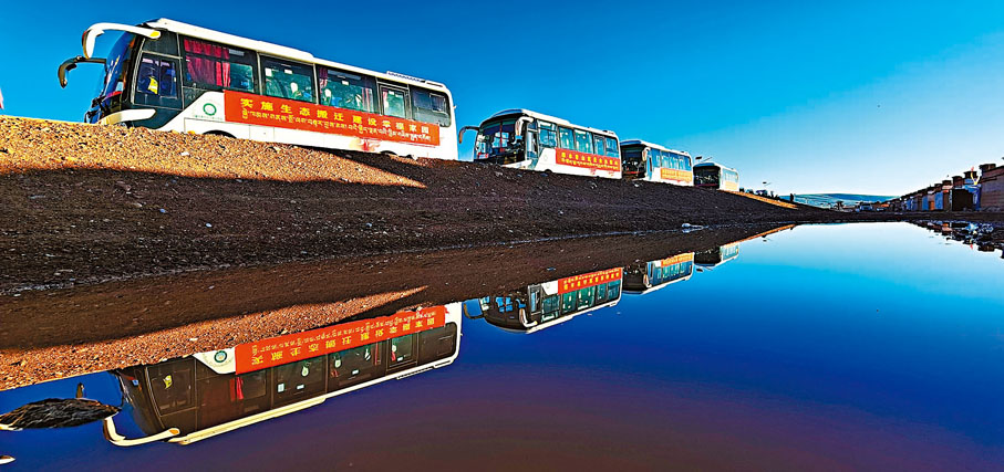 ◆ 19日，在平均海拔超5,000米的雙湖縣城，車隊正整裝待發。 新華社