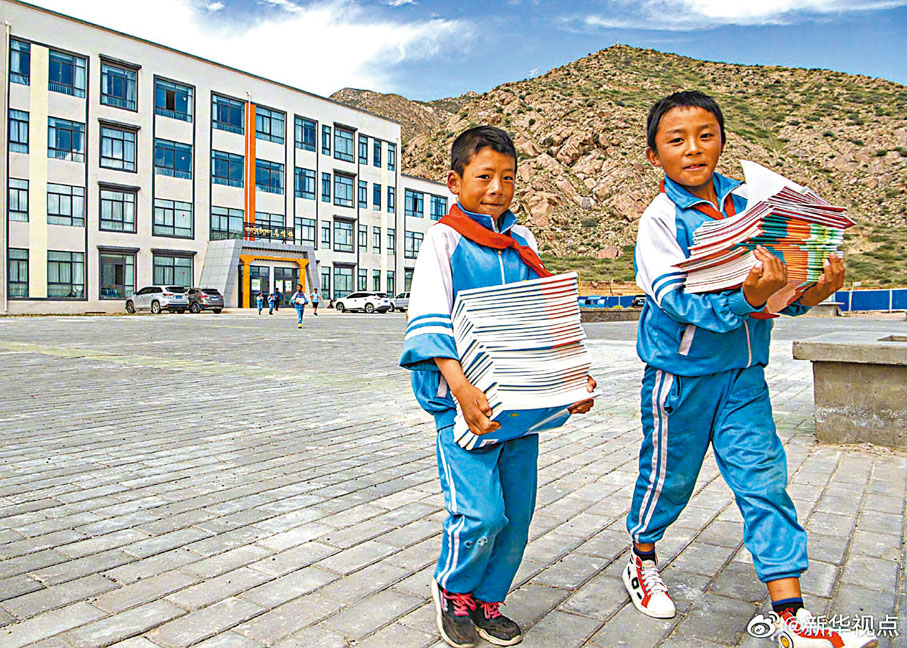 ◆ 來自藏北腹地的牧民子女在森布日村展開愉快的校園生活。資料圖片
