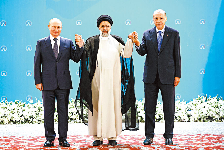 ◆ 普京（左）、萊希（中）及埃爾多安手牽手合照。美聯社