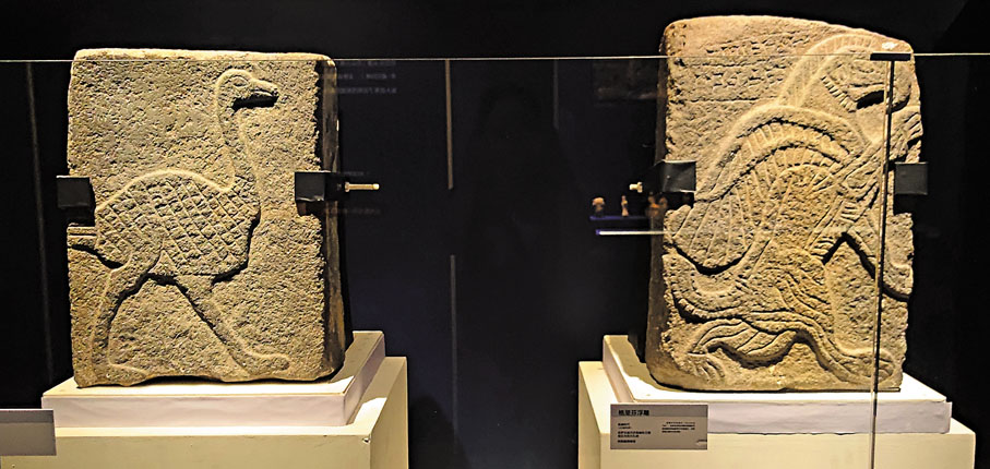 ◆鴕鳥浮雕（左）和格里芬浮雕  鐵器時代（公元前900-前539年）。