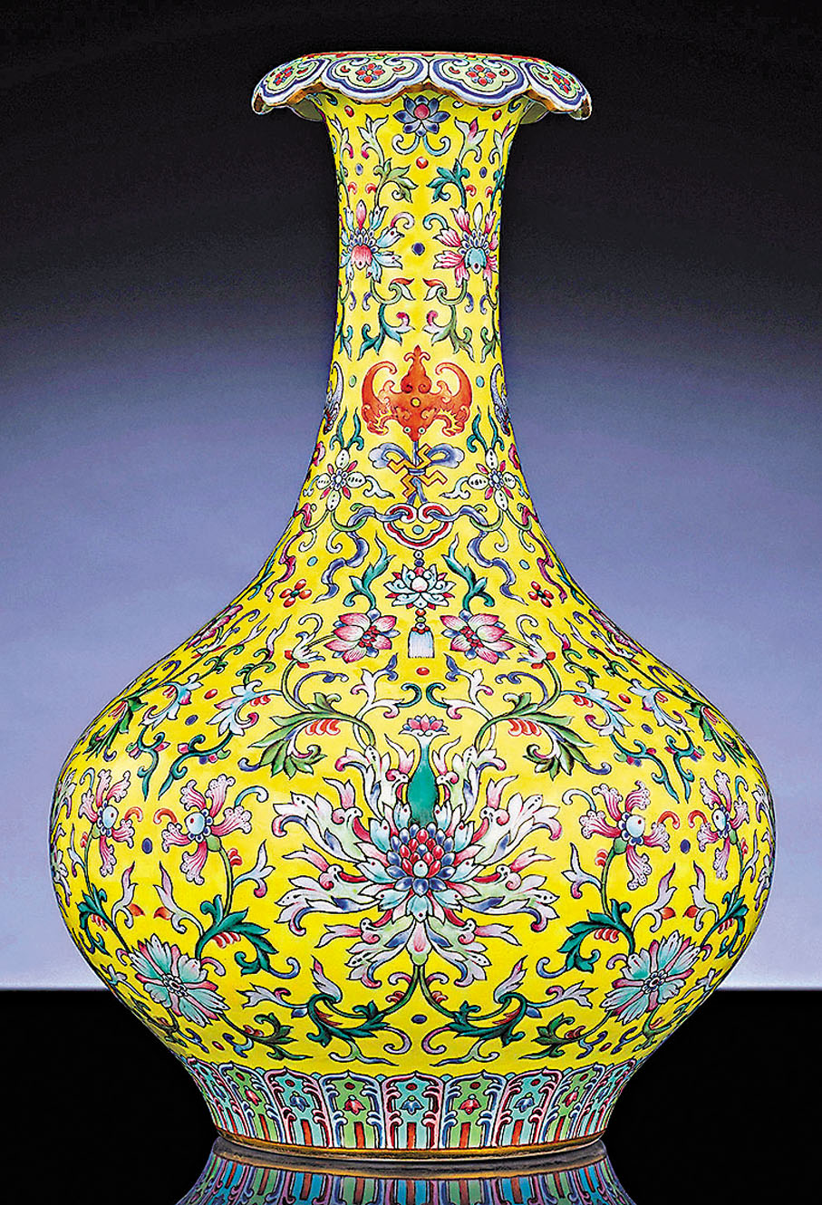◆清嘉慶黃地粉彩福壽萬年雲口瓶　 圖片來源：香港佳士得