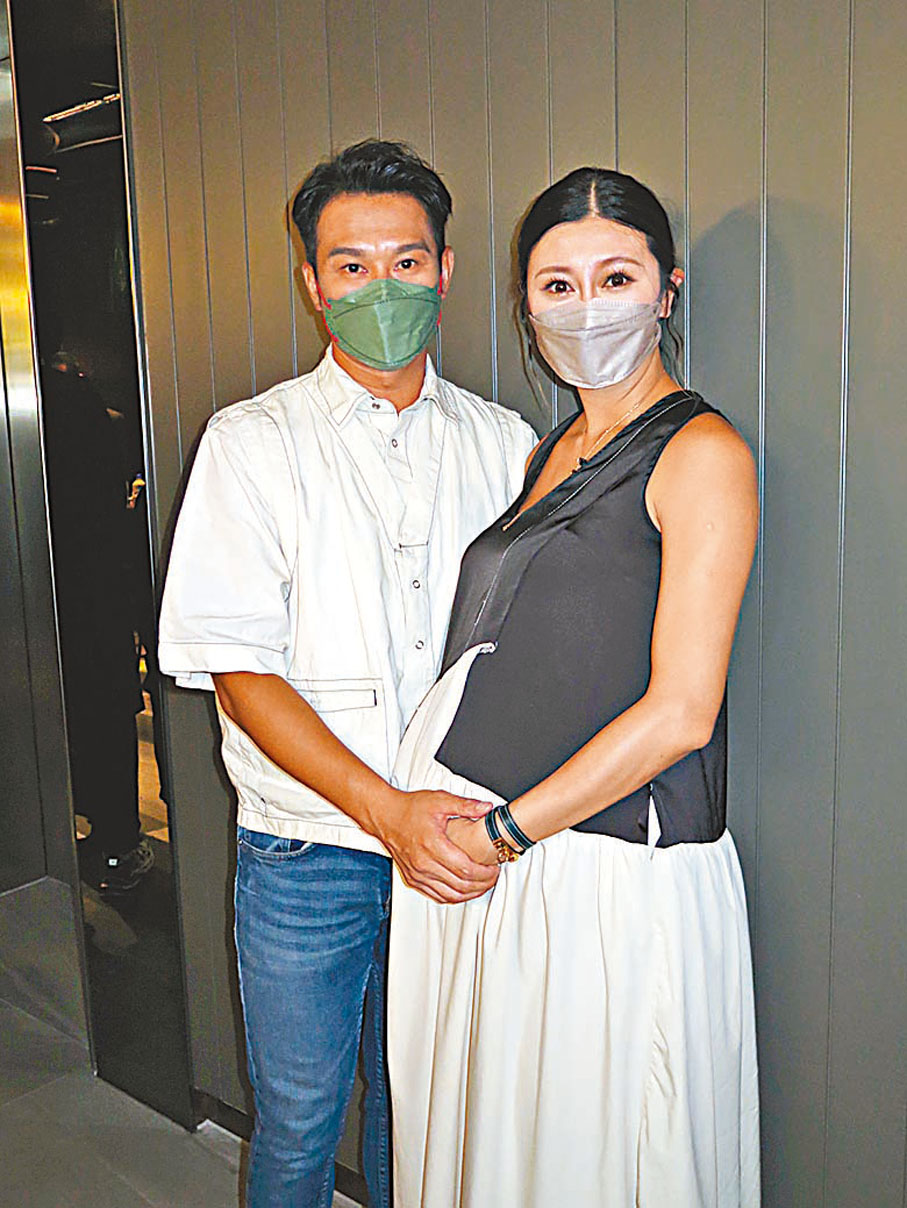 ◆吳浩康小心呵護懷孕8個月的太太。