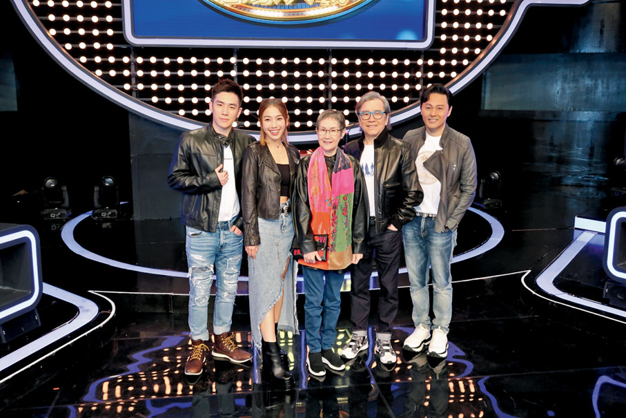 ◆姜麗文當晚跟叔叔姜大衛一家組隊玩遊戲。