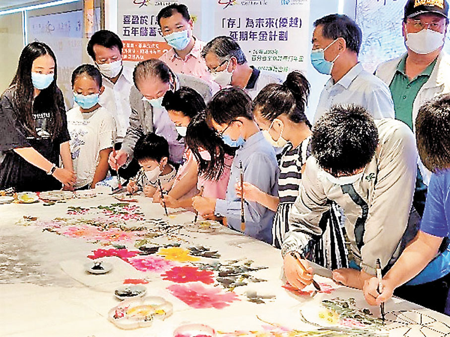 ◆書畫名家攜二十五名孩童在宣紙上齊繪國畫。