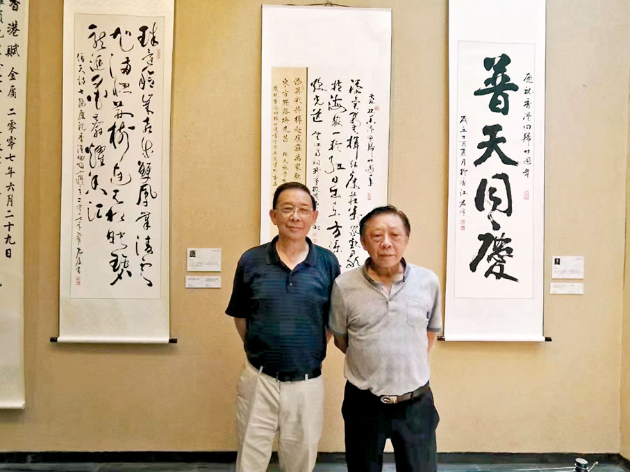 ◆梁君度（左）與兄長梁君令共同在廣州參展及合影留念。