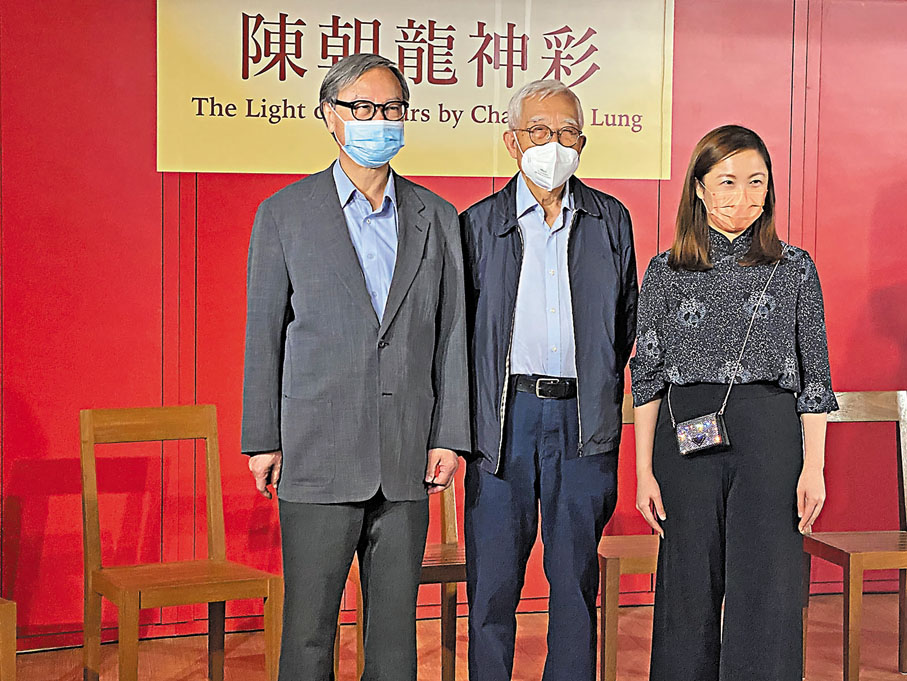 ◆左起：一新美術館總監楊春棠、油畫家陳朝龍、一新美術館創辦人孫燕華。