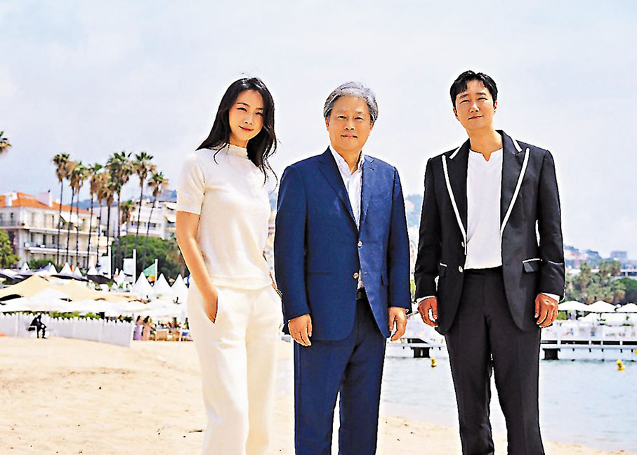 ◆導演朴贊郁（中）率領兩位主角出席康城影展。