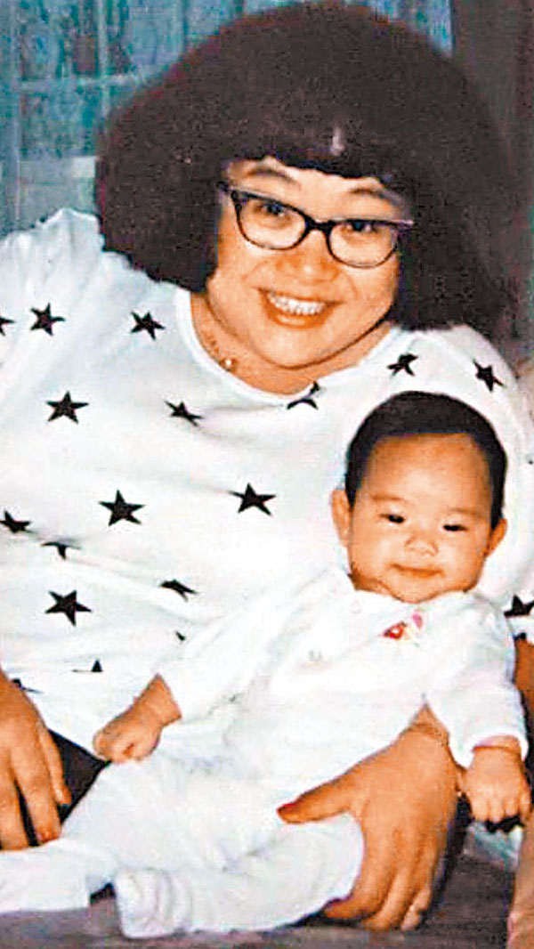 ◆ 欣宜貼出自己兒時與母親的合照。