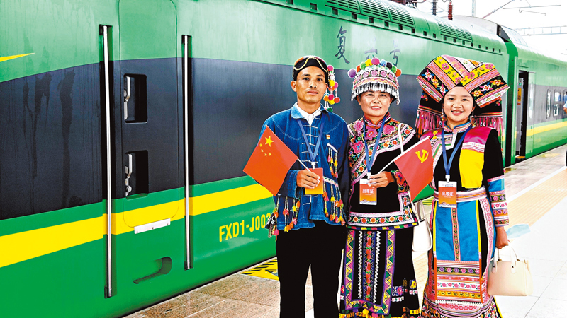 ◆7月22日大瑞鐵路大保段通車，三位乘客特意穿上民族盛裝乘坐首發列車。香港文匯報記者丁樹勇 攝
