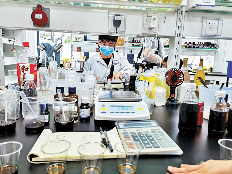 ◆ 德樂公司員工正進行新品研發。