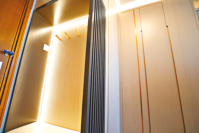 ◆玄關旁邊的牆上設計了一些實木掛鈎，方便放置衣服及手袋。