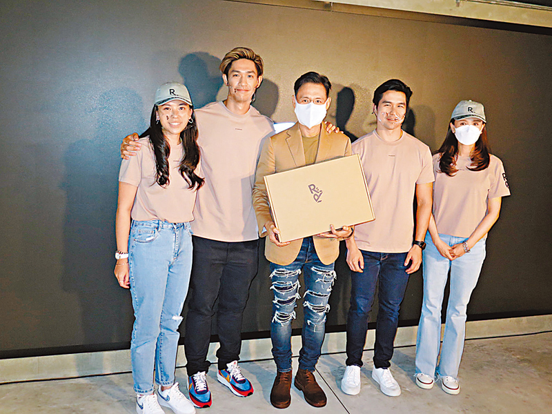 ◆吳婉芳(右一)和張學友(中)到場支持胡智同(左二)。