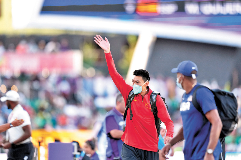 ◆ 朱亞明（紅衫）晉級決賽後離開賽場。 新華社