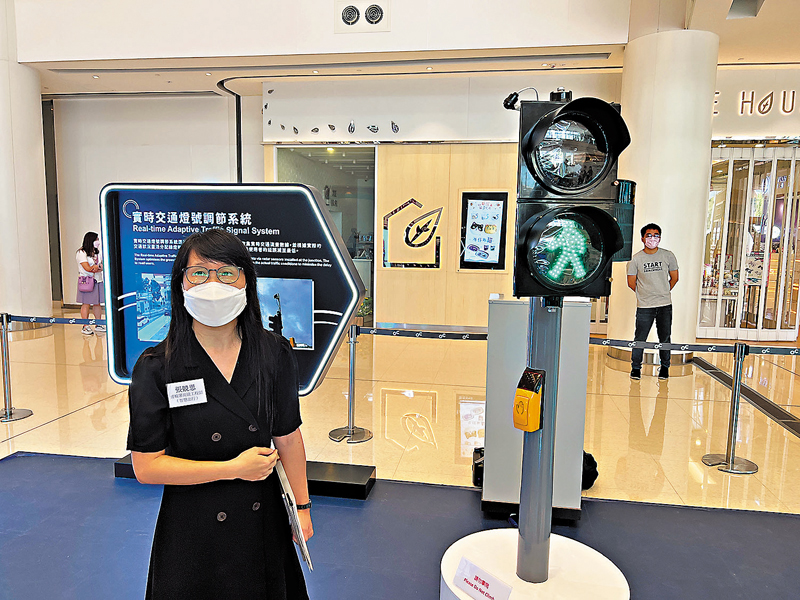 ◆張競思介紹實時交通燈號調節系統。香港文匯報記者  攝