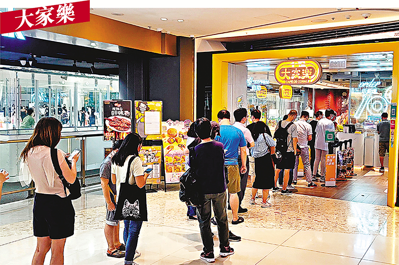 ◆ 康城區內街市欠奉，加上食肆數量不多，因此居民常常集中在商場內的餐廳排長龍買飯。
