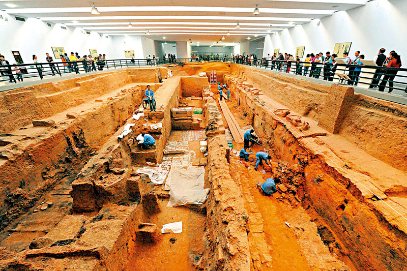 ◆專業人員在K9901陪葬坑百戲俑發掘現場忙碌。 受訪者供圖