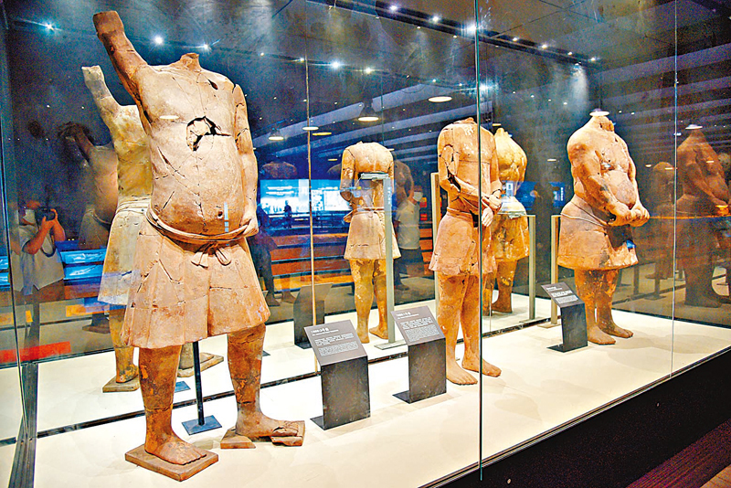 ◆修復完成後展出的形態各異的百戲俑。 香港文匯報記者李陽波 攝