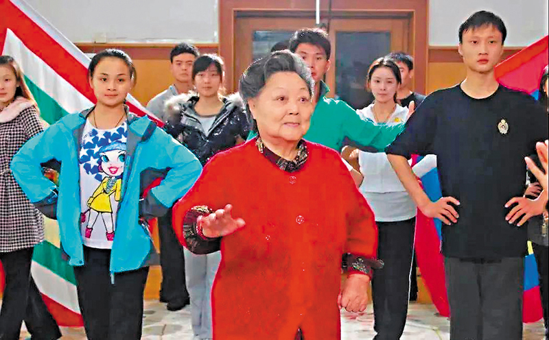 ◆馬金鳳言傳身教，關注豫劇人才培養。 