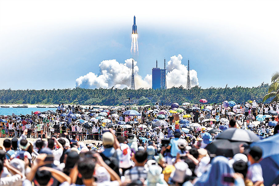 ◆7月24日14時22分，搭載問天實驗艙的長征五號B遙三運載火箭，在中國文昌航天發射場準時點火發射。圖為民眾在海南文昌淇水灣沙灘觀看火箭點火升空。  中新社