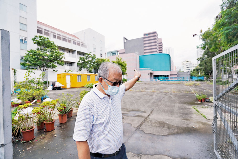 ◆基督教福音信義會創會會牧李文旭說，計劃在元朗馬田路元朗市地段興建教堂及安老院，沒想到與政府部門拉鋸9年仍未獲拍板動工。 香港文匯報記者 攝