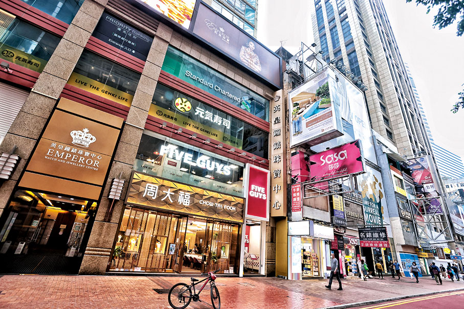 ◆曾為全球最貴租地段之一的銅鑼灣羅素街，近期有舖位獲得飲食業長期租約，與之前被奢侈品牌壟斷不同。資料圖片