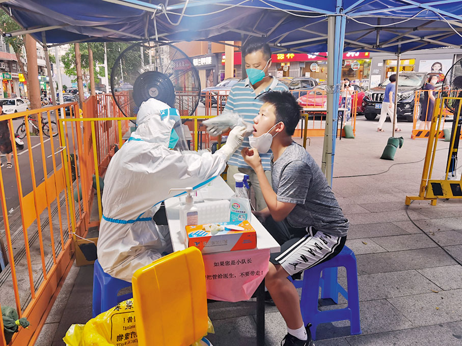 ◆ 7月23日0時至24時，深圳新增19例病例。圖為深圳市民在核酸檢測點採樣。 香港文匯報記者郭若溪  攝