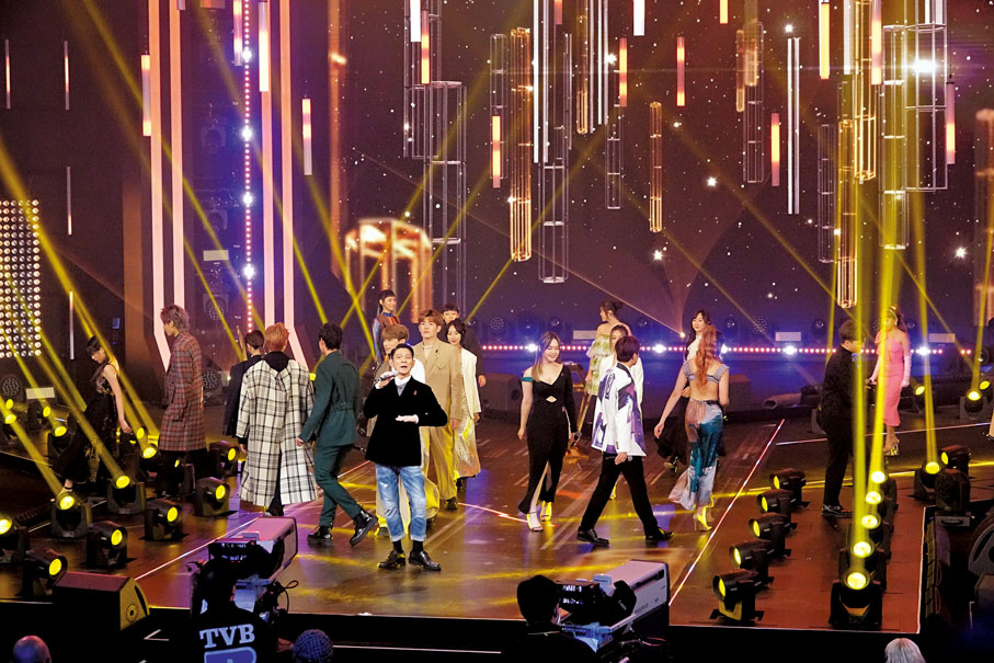◆ 劉德華率領一眾年輕歌手為頒獎禮開幕表演。