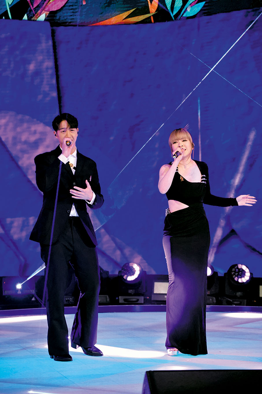 ◆ 馮允謙與JW合唱金曲《分手總要在雨天》。