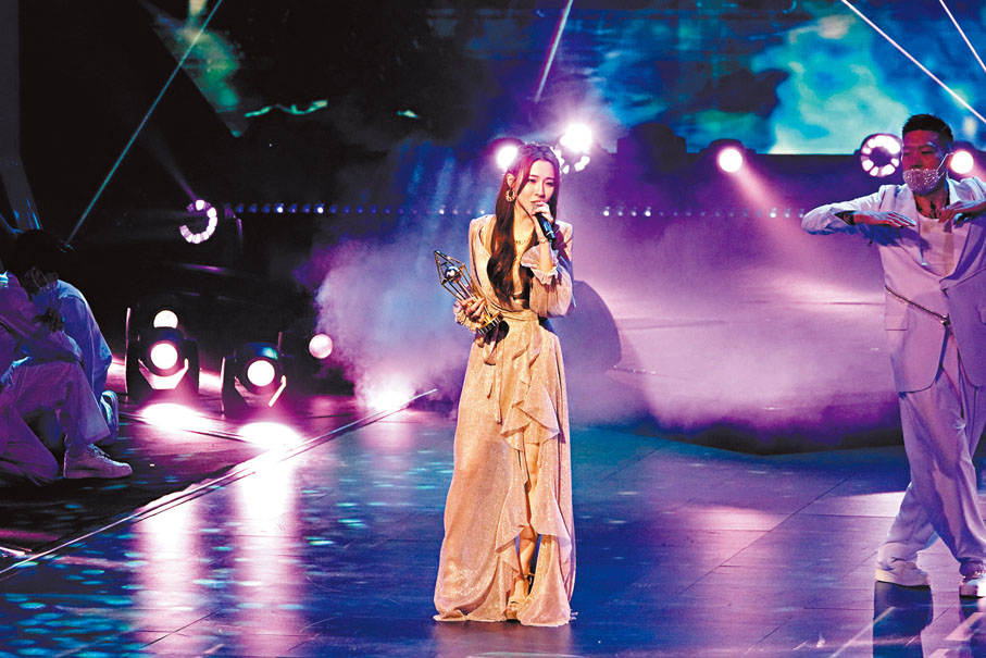 ◆菊梓喬憑《不能放手》奪得最佳中文唱片女歌手獎。