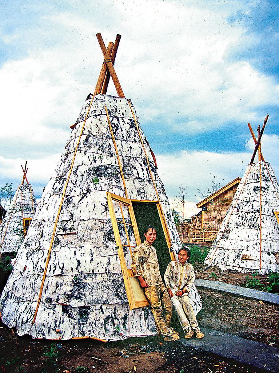 ◆ 赫哲族的魚皮衣有許多種，包括魚皮長袍、短衫、褲、鞋、圍裙、帽子等等，衣服上的圖案包羅萬有，用魚線縫合、用魚膠黏貼，非常精美。 作者供圖